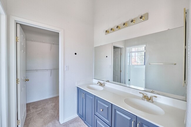 Building Photo - 2 Bed / 2 Bath Condo with Garage in Centra...