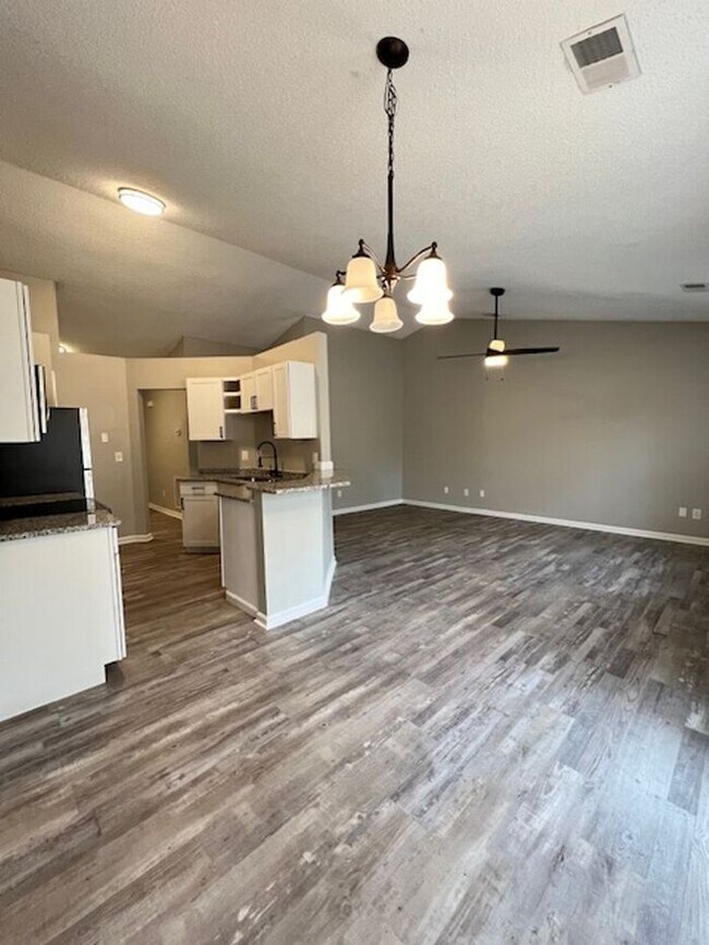 Building Photo - 3 Bedroom Updated Single Family Home