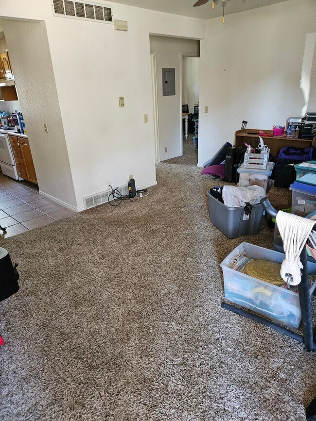 Building Photo - 2 bedroom, 1 bath apartment available in N...
