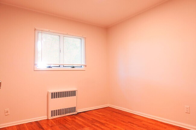 Building Photo - Updated 3 Bedroom Ranch