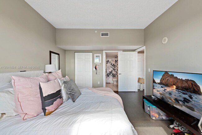 Building Photo - 3000 Coral Wy
