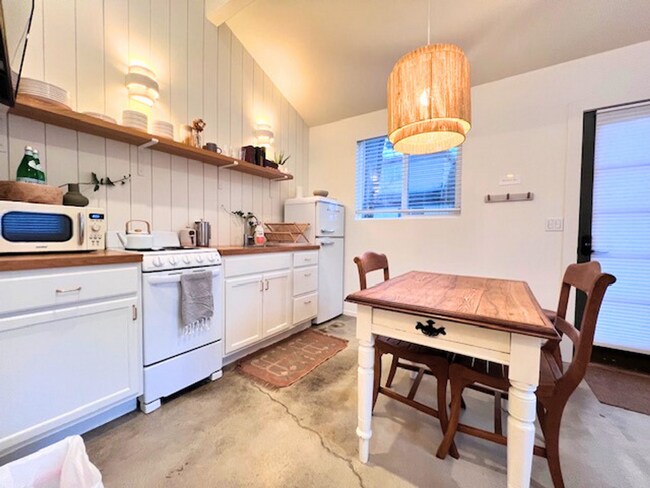 Building Photo - Fully furnished studio apartment in the North End! | 3-6 month leases available!!