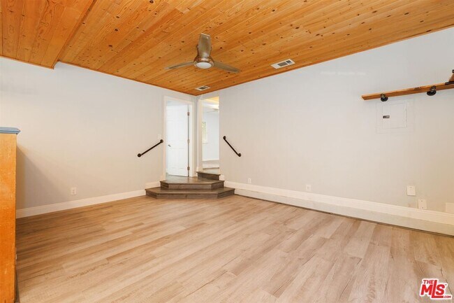 Building Photo - 1609 E Hillcrest Dr