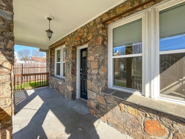 Building Photo - Charming 3BD/1BA Home In Unbeatable Location
