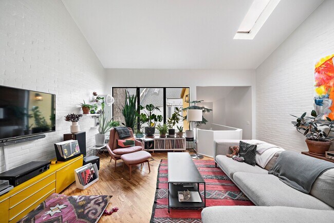 Building Photo - 3018 Baldwin St