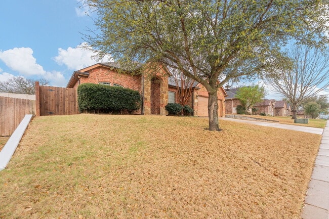 Building Photo - Spacious 5-Bedroom Retreat on Hidden Lake Court with Pool