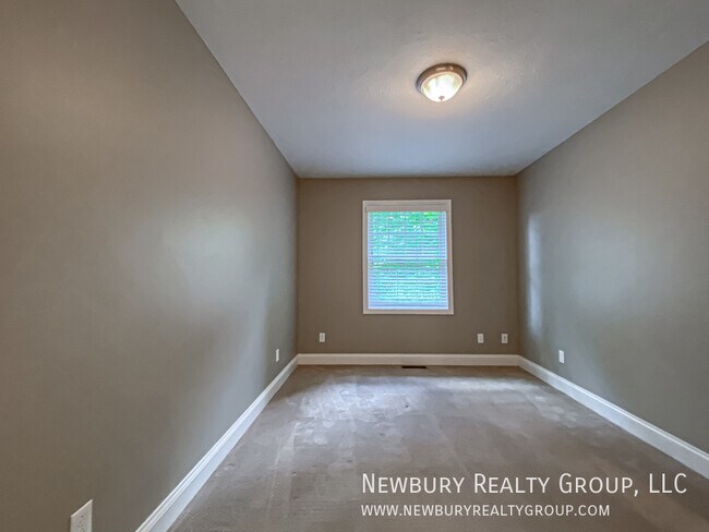 Building Photo - 147 Banksville Pl