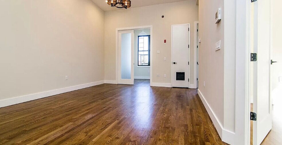 Building Photo - 565 Evergreen Ave