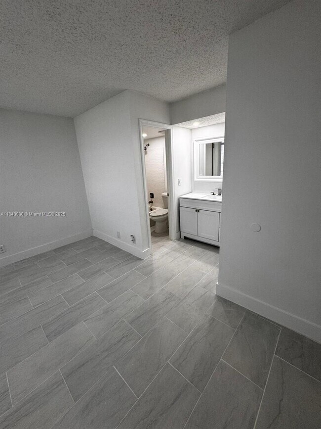 Building Photo - 9927 Twin Lakes Dr
