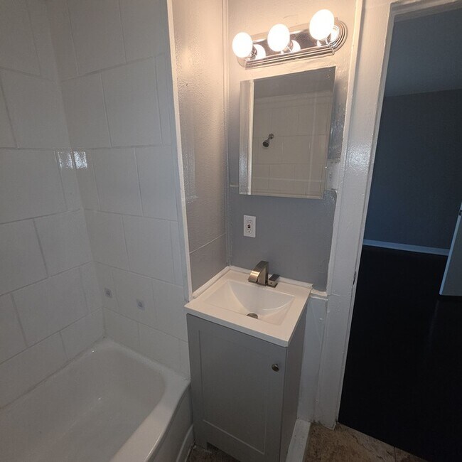 Building Photo - Cozy 3 bedrooms and 1 full bath home located on S Willow Ave in Independence, MO