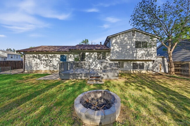 Building Photo - 2,595.95-  3 Bed, 1.5 Bath Home In Longmont with Great Backyard and In Unit Laundry!