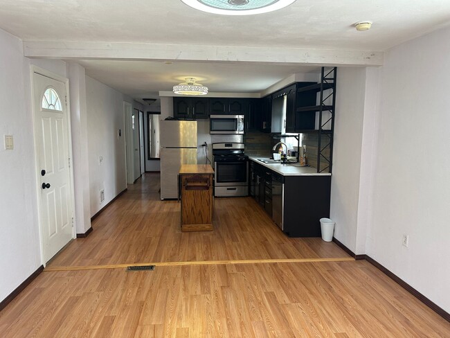 Building Photo - 2 Bedrooms 1 bath home for RENT