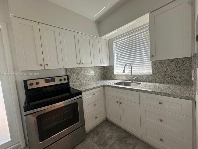 Building Photo - 1557 S Le Jeune Rd