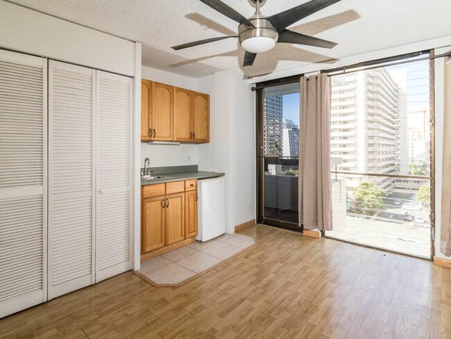 Building Photo - 2BR/2BA/1PKG UNIT IN THE ALA WAI MANSION W...