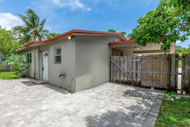Building Photo - 2831 N Seacrest Blvd