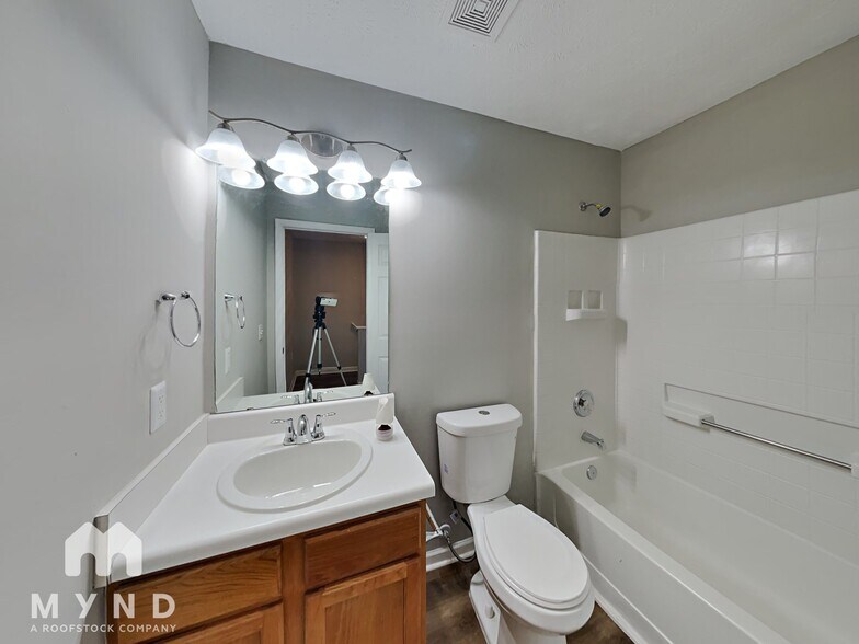 Building Photo - 5757 Strathmoor Manor Cir