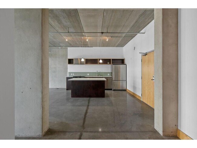 Building Photo - 345 N 6th Ave