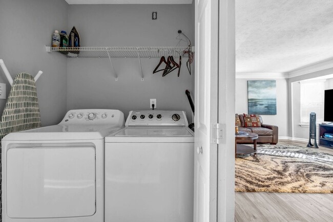 Building Photo - Fully Furnished 2 Bedroom, 2.5 Bath Townho...