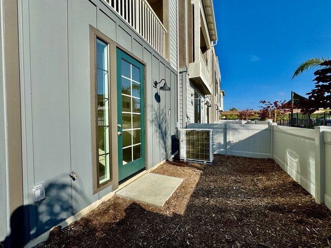 Building Photo - BRAND NEW 4 BED, 3.5 BATHS, 2070 SQ FT TOWNHOME BY KH HOMES