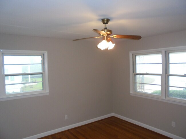 Building Photo - Cozy one level apartment with hardwood floors