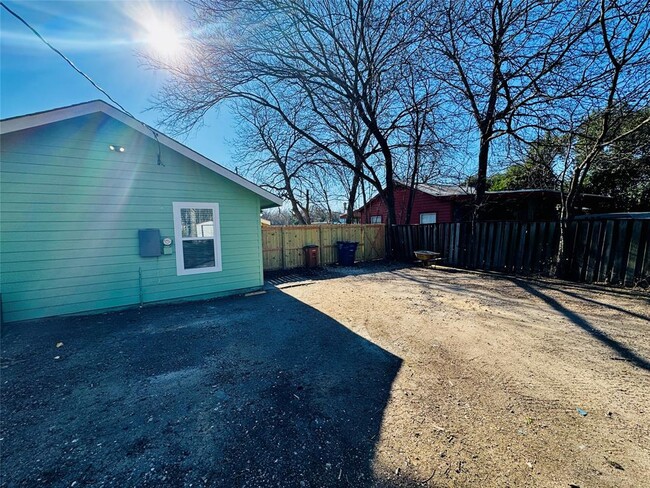 Building Photo - 206 W N Loop Blvd