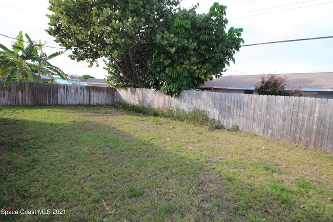 Building Photo - 580 Pine Tree Dr