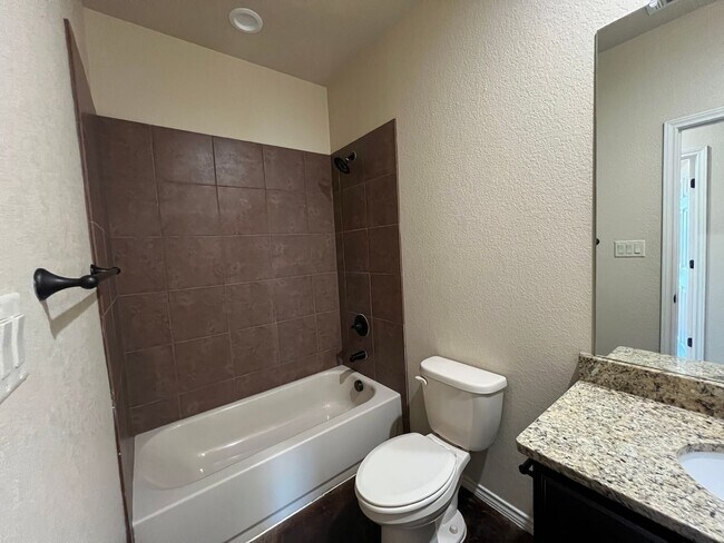 Building Photo - Luxury 3/2 duplex in great New Braunfels N...