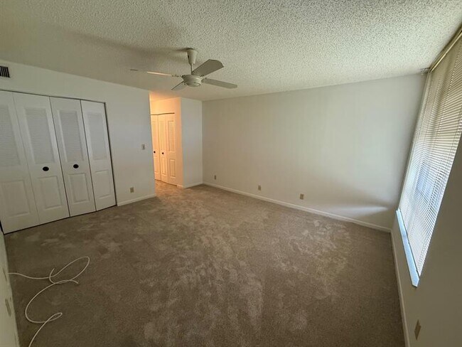 Building Photo - 6215 Coral Lake Dr