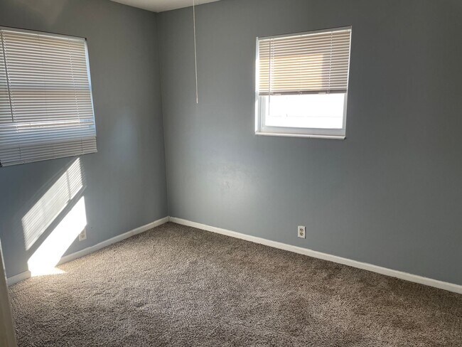 Building Photo - 904 Forestdale Ave