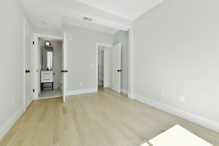 Building Photo - 179 Chelsea St