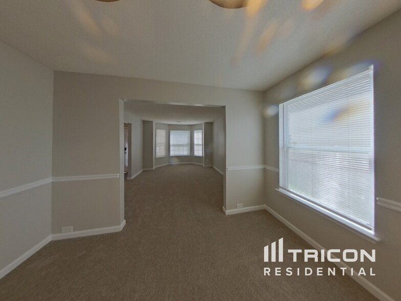 Building Photo - 4012 Rosebud Park Dr