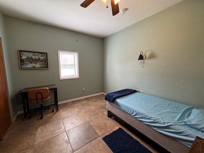 Building Photo - Spacious (Almost 3,000 sq ft) 6 Bedroom, 3 Bath Furnished Home – Live Oak, FL