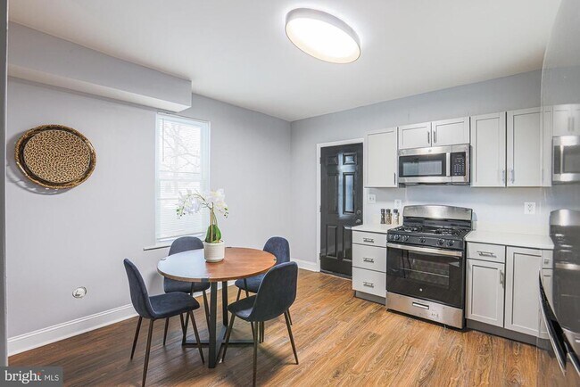 Building Photo - 9 Glenmore Ave