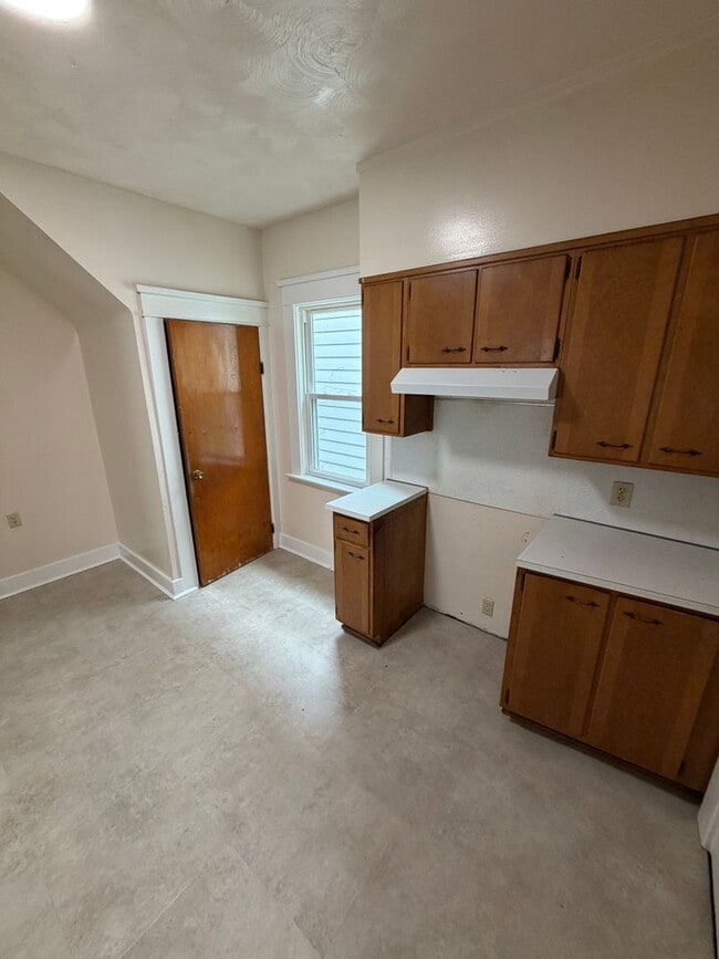 Building Photo - 307 Poplar St