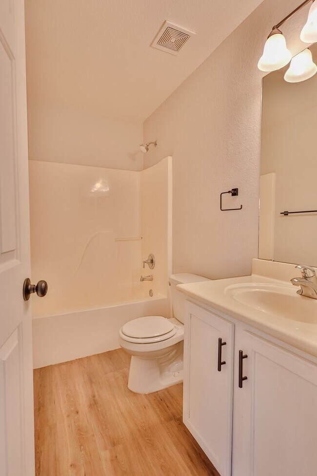 Building Photo - 4 Bedroom 2 Bathroom