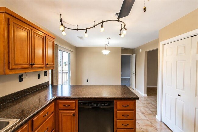 Building Photo - 1825 Skyline Dr