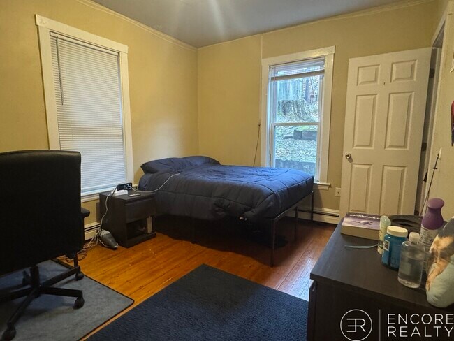 Building Photo - 44 Hillside St