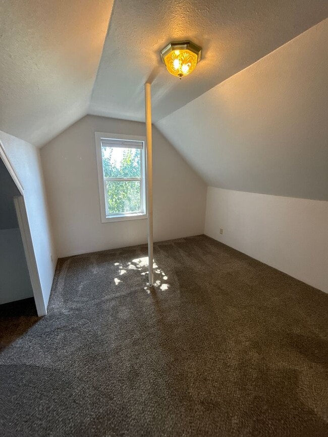 Building Photo - Charming Craftsman-Style 3-bedroom 1 bath ...