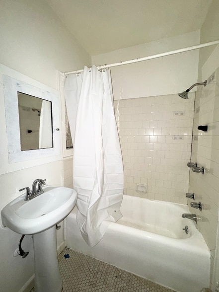 Building Photo - 7964 Fountain Ave