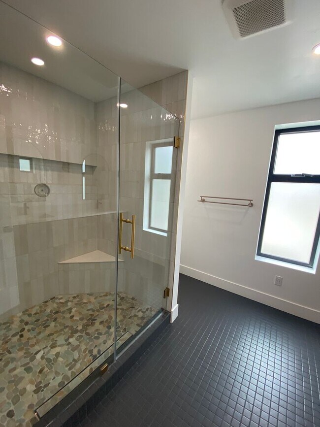 Building Photo - 4 Bedroom 3 Bath + Office / 5th Bedroom Ho...