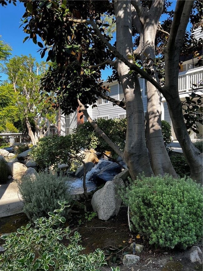 Building Photo - 1326 W Park Western Dr