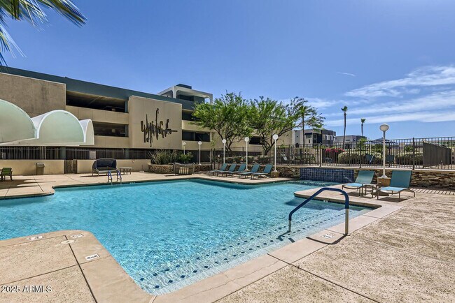 Building Photo - 207 W Clarendon Ave