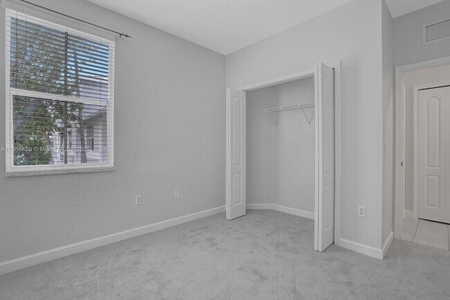 Building Photo - 1013 Shoma Dr