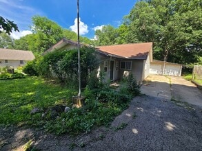 Building Photo - 3 Bedroom home in Mackinaw!
