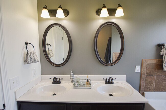 Building Photo - Pet Friendly Three Bedroom!
