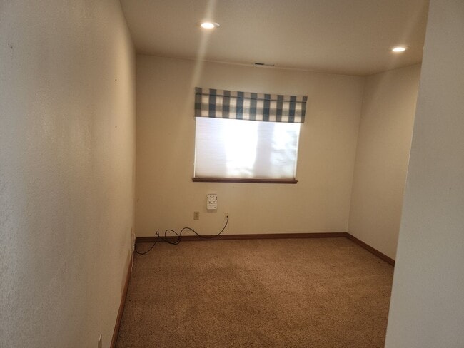 Building Photo - N/E home with 4 bed, 4 baths, 2 car garage!