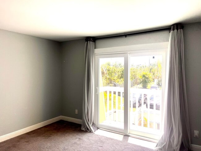 Building Photo - 141 E Riverside Dr