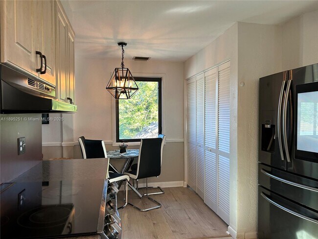 Building Photo - 1534 Monroe St