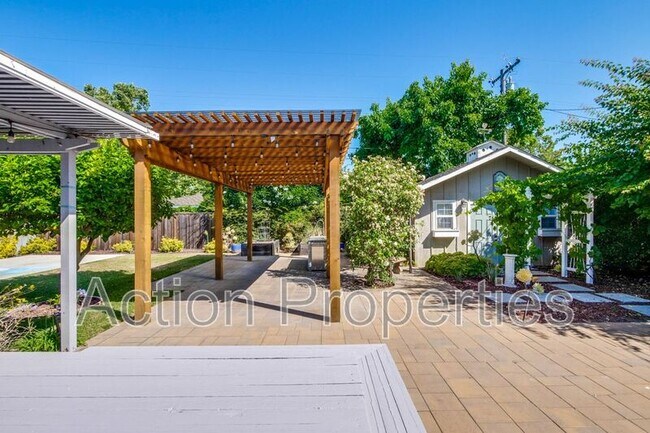 Building Photo - 1549 Alisal Ave