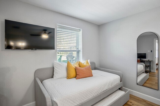 Building Photo - 3814 Seabrook St